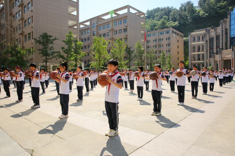 小学部阳光大课间篮球操